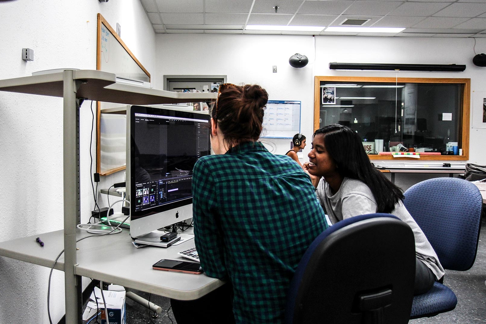 SMCM的学生在希尔达C三楼的媒体中心使用iMac视频编辑设备. 兰德斯库.