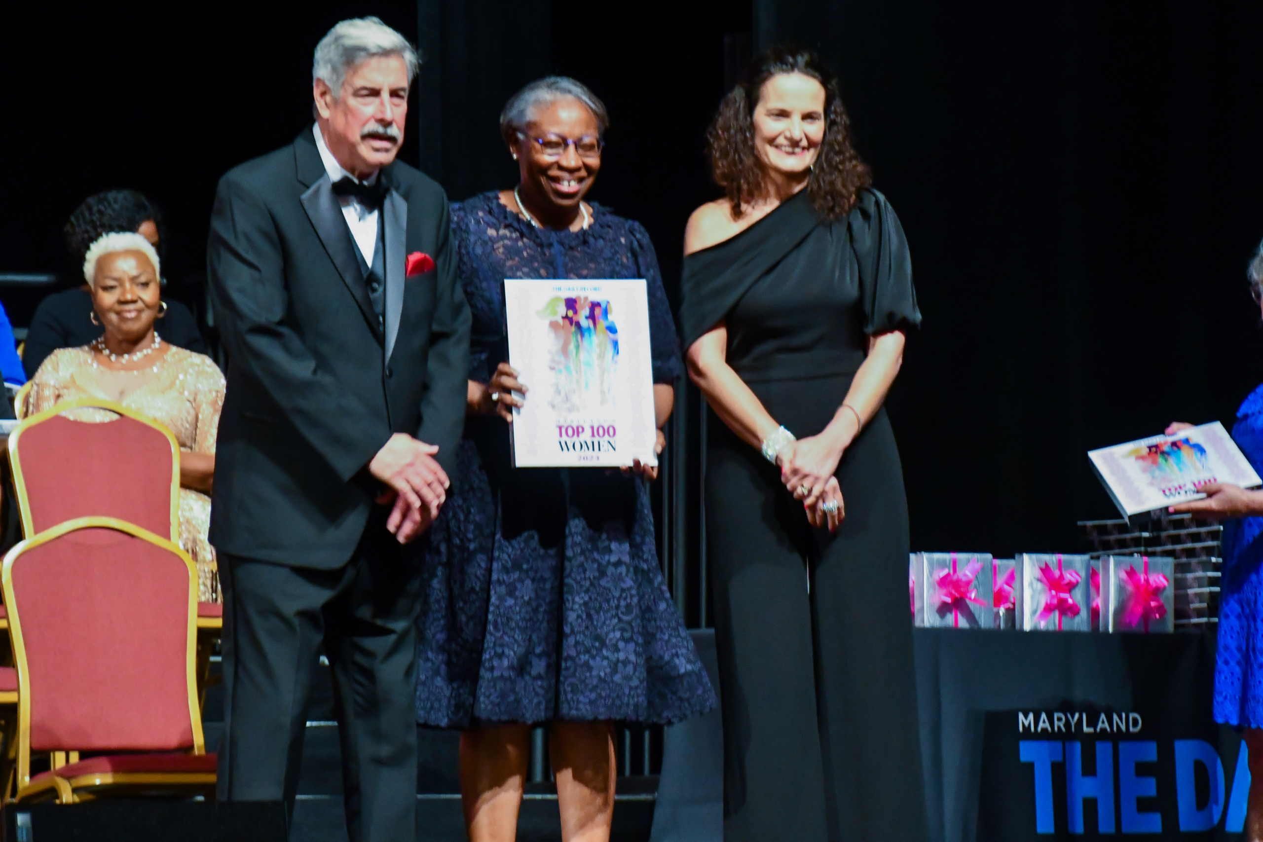 乔丹总统被提名为马里兰州百强人物，她在接受奖项时与《足球外围最靠谱的平台》的工作人员合影留念.